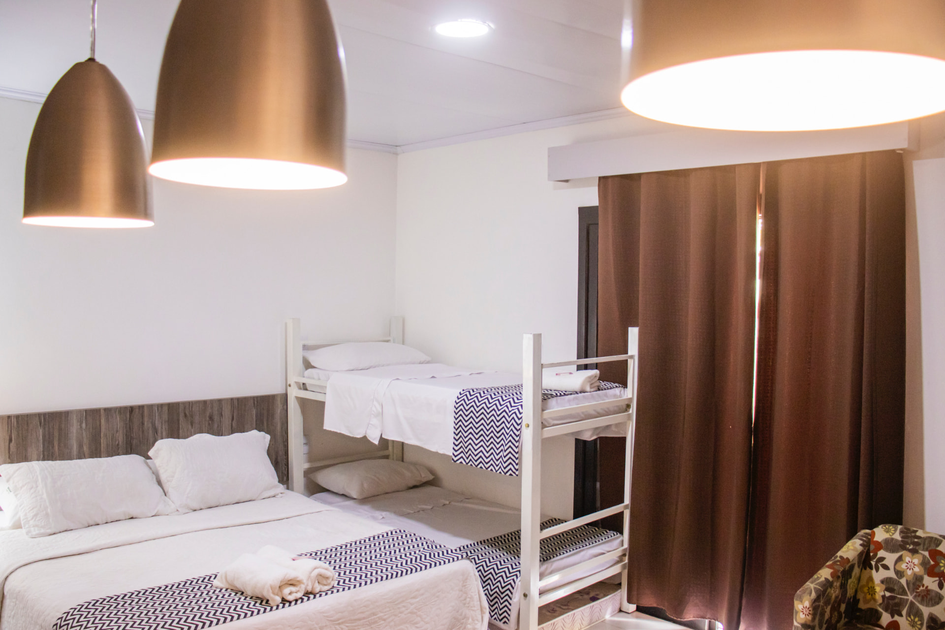Quarto com cama de casal e beliche