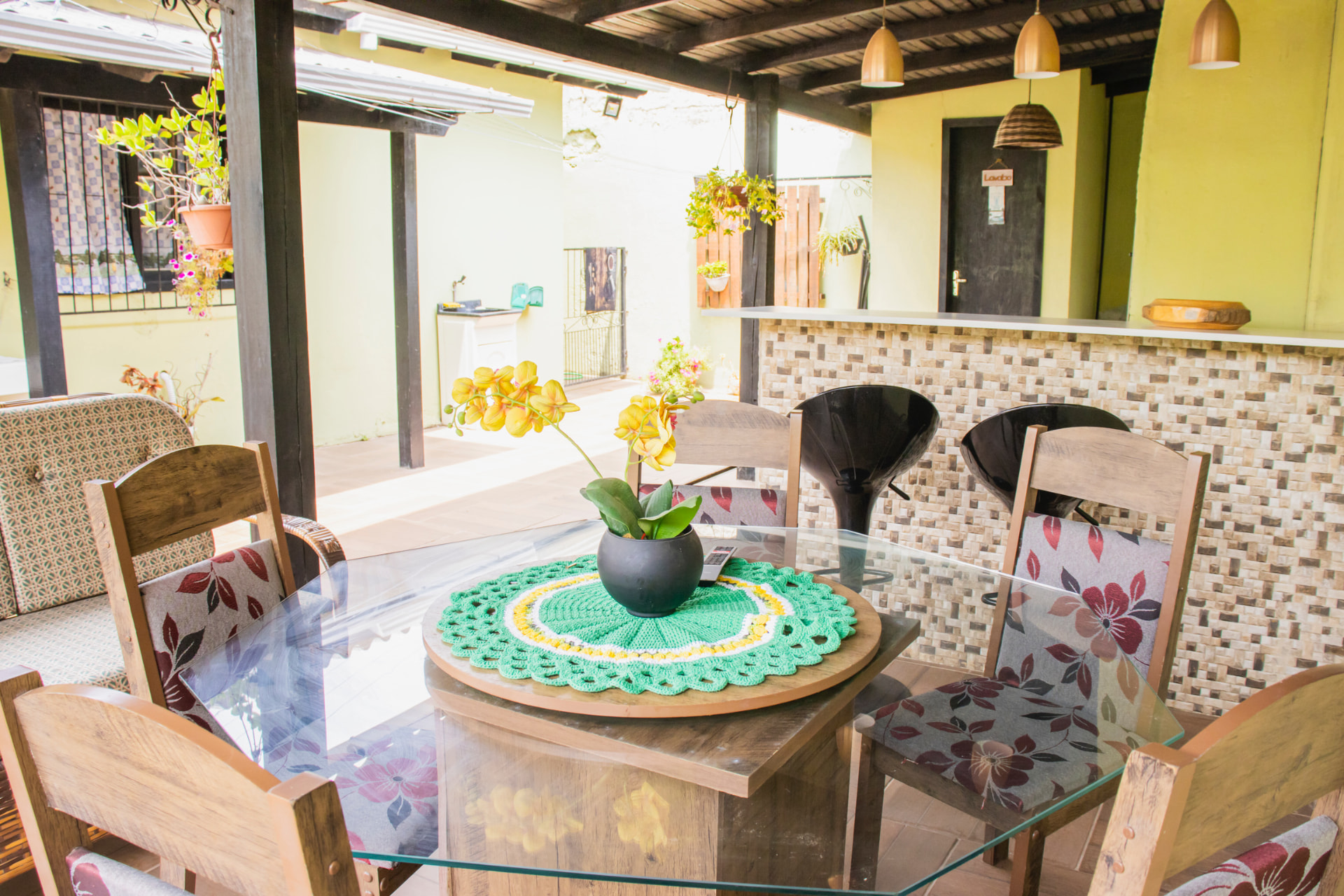 Varanda coberta com mesa e plantas