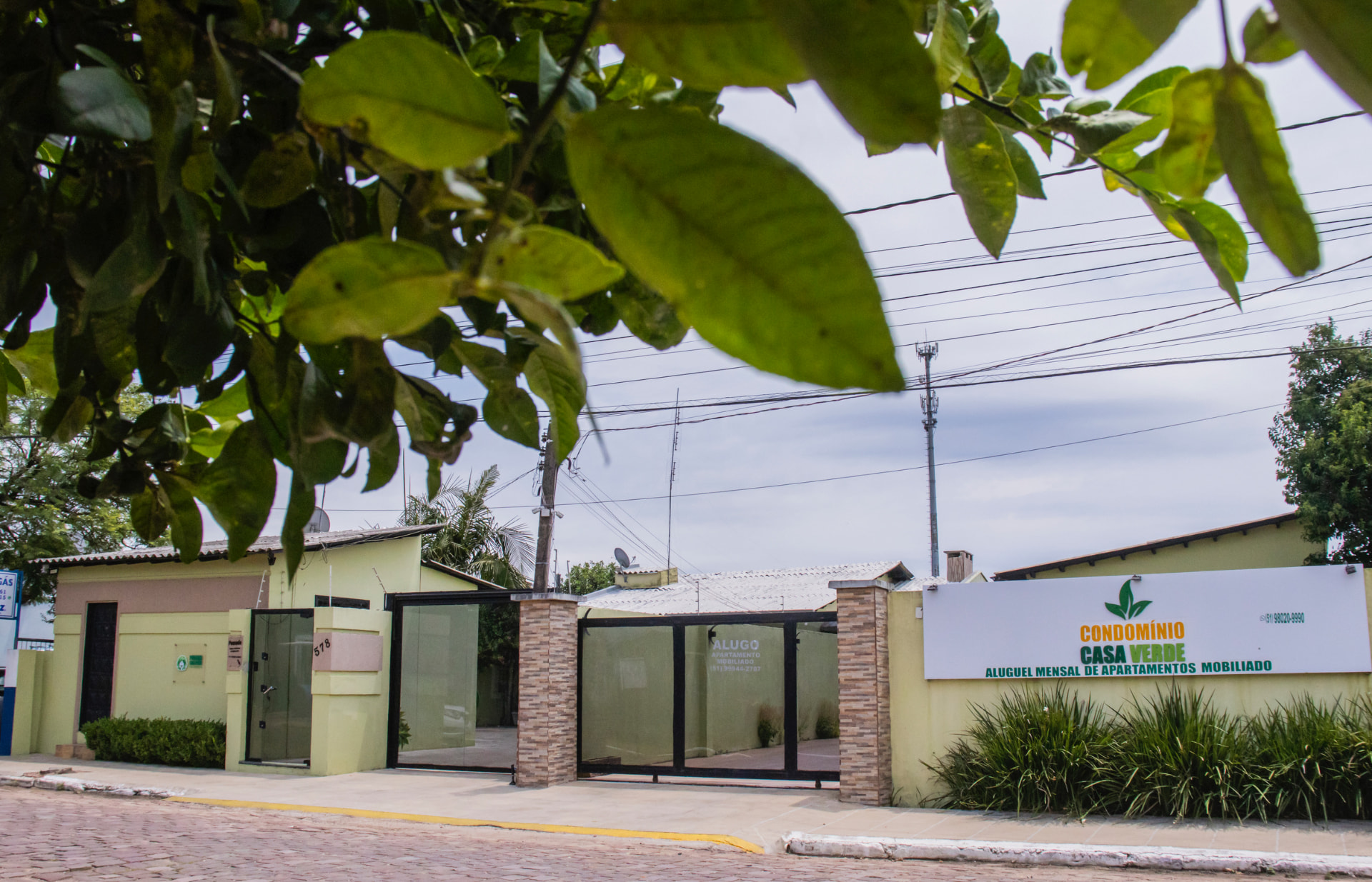 Fachada da Pousada Casa Verde na rua
