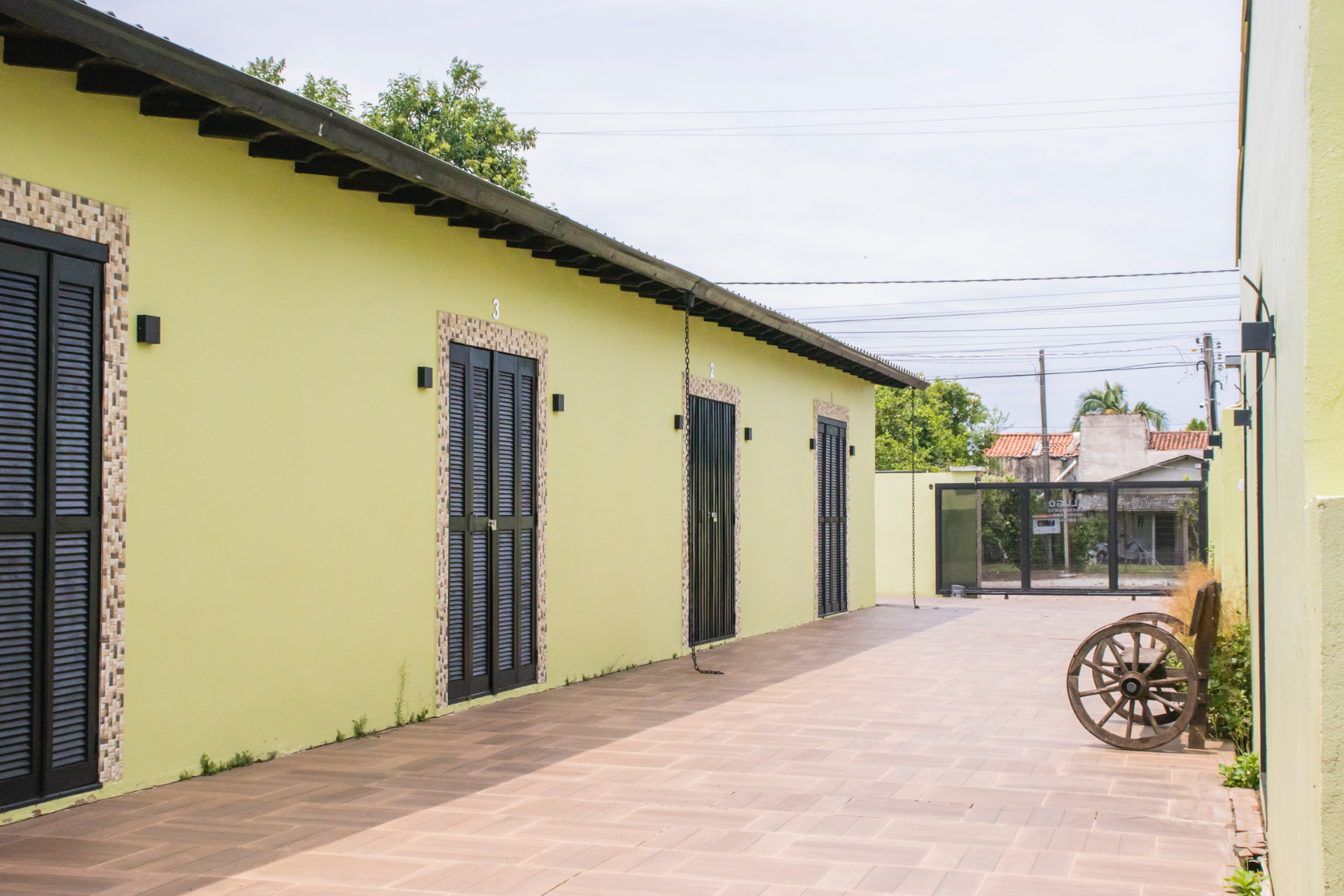 Pátio interno com acesso aos apartamentos